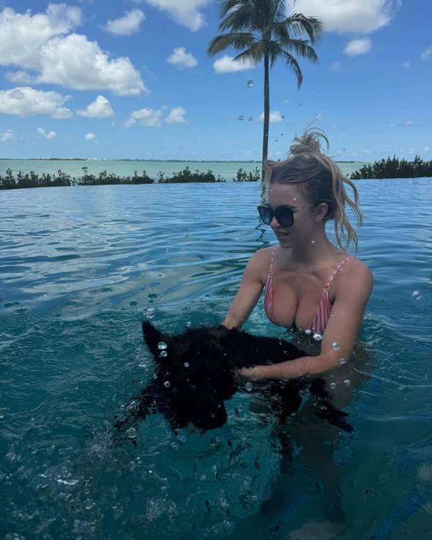 FOTO Uh, kakvi prizori! Slavne dame uskočile su u tangice i nikad minijaturnije bikinije