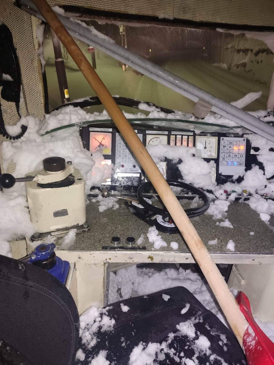 Ekskluzivne fotografije: Vlak kod Delnica naletio na snježni nanos, kabina skroz uništena