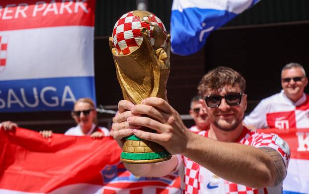 SP 2026 Mississauga: Hrvatski navijači pozirali sa replikom pehara SP-a