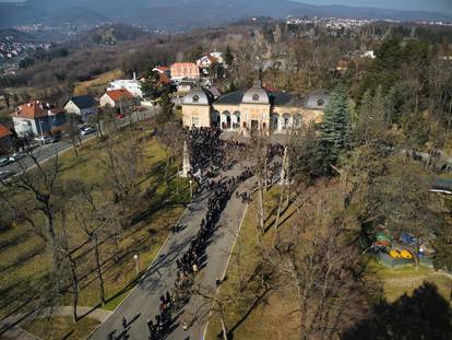 Fotografije iz zraka zagrebačkog groblja prilikom posljednjeg ispraćaja Miroslava Ćire Blaževića