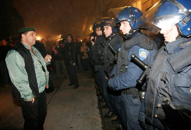 ARHIVA - Zagreb: Prosvjedi diljem zemlje zbog uhićenja Gotovine, razbijen i prozor na zgradi Vlade