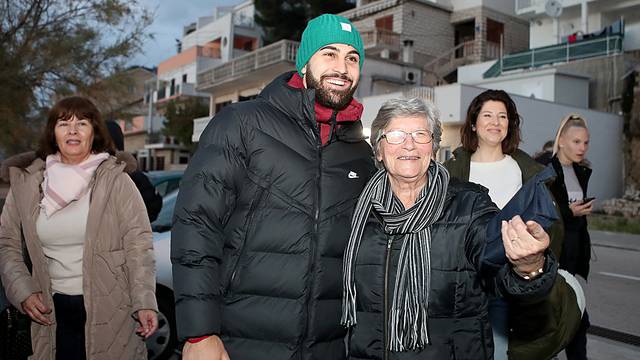 Novigrad: Joško Gvardiol u zagrljaju svoje ponosne bake