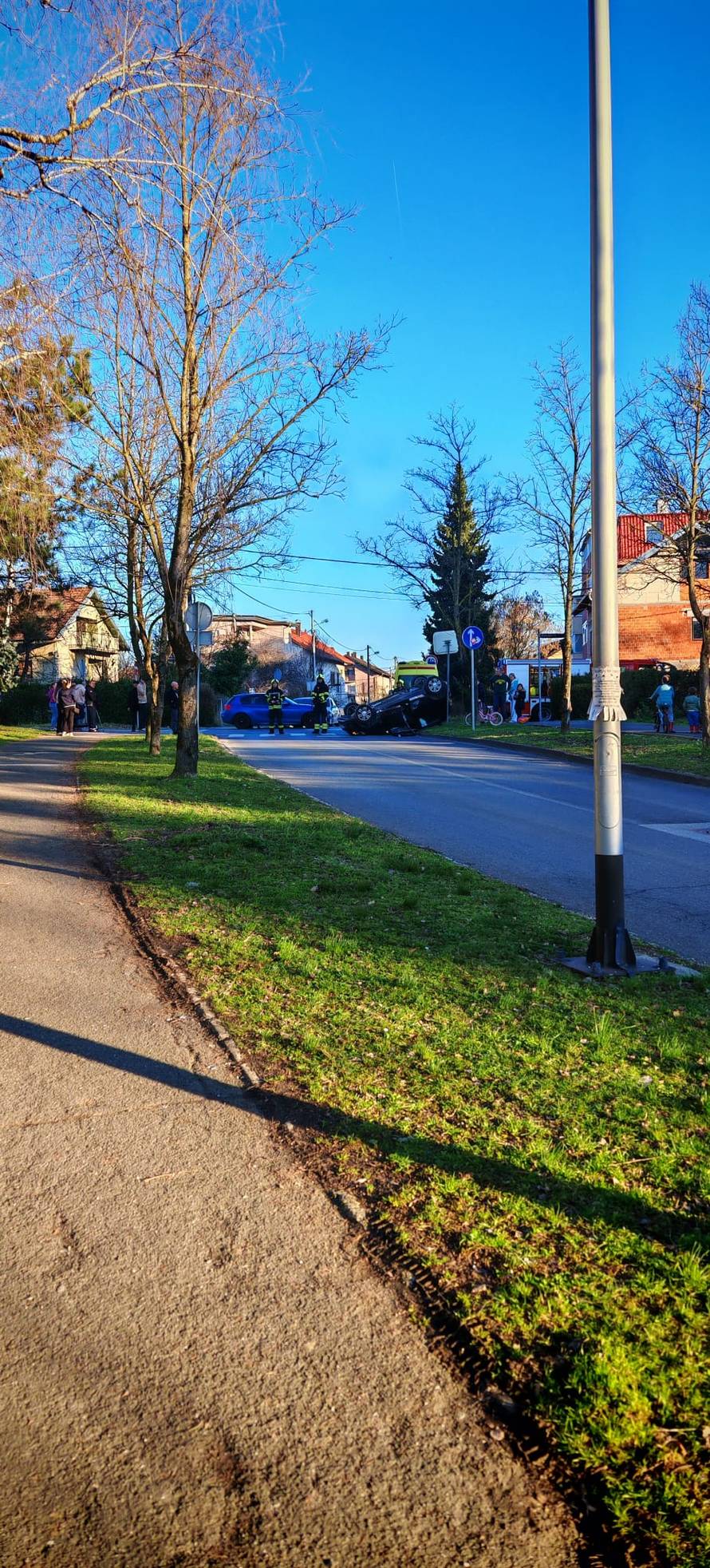 VIDEO Auto završio na krovu u Sesvetama: 'Čuo se glasan udarac, stigli su i vatrogasci'