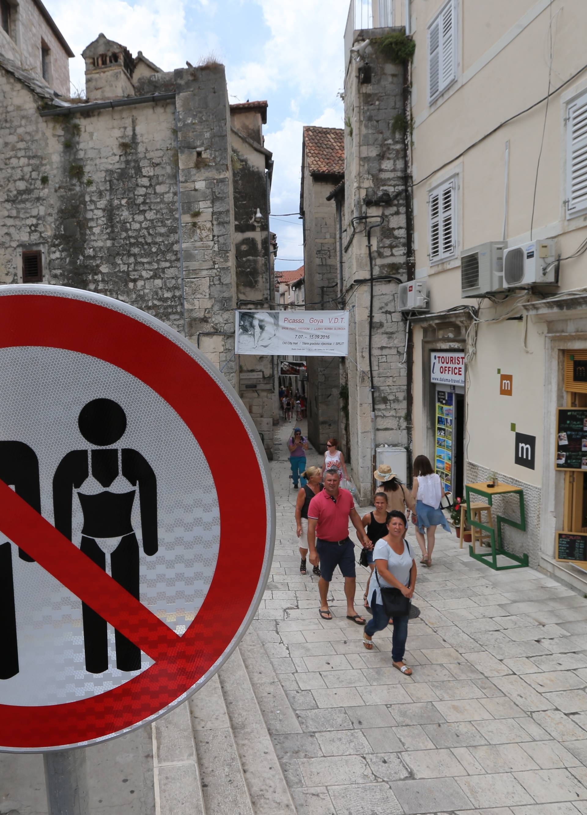 Zabrane na Hvaru su trik, ali u Splitu ne smijete vući prtljagu?