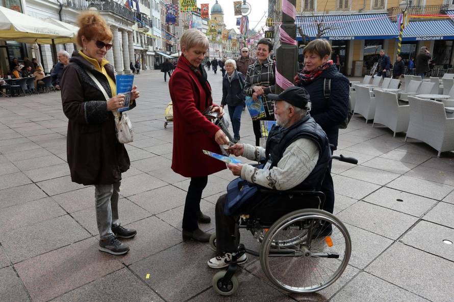 Nije im teško: Osnovnoškolci pomažu beskućnicima na ulici