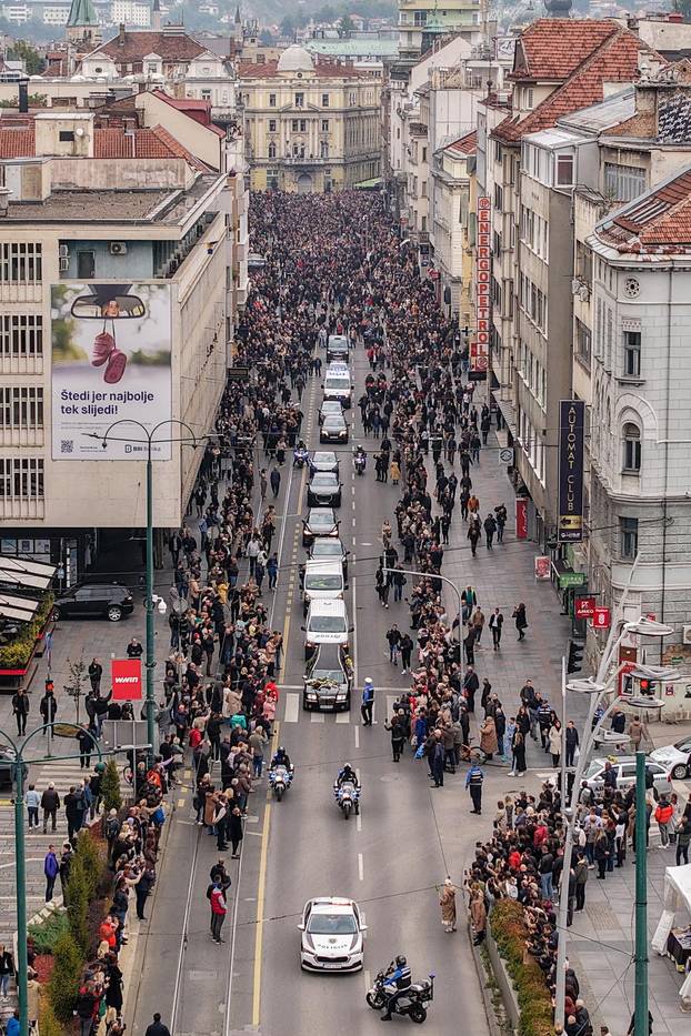 Sarajevo: Pogled iz zraka na povorku prema gradskom groblju Barama