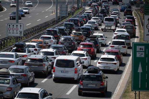 Zagreb: Pojačan promet u smjeru prema moru ispred NP Lučko