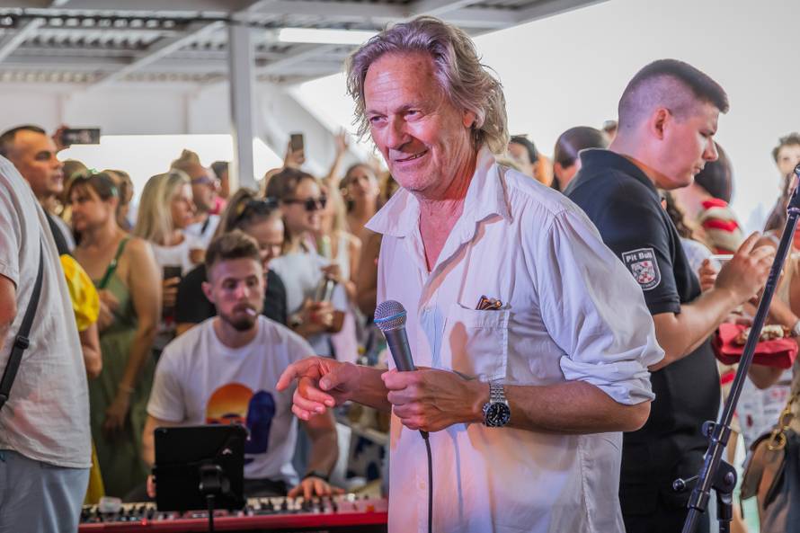 Split: Koncert u čast Oliveru Dragojeviću  na trajektu za Velu Luku