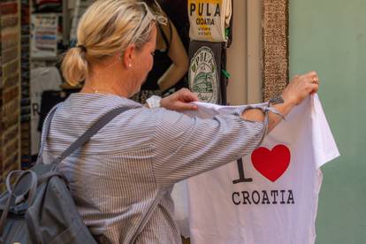 Turisti u Puli iskoristili dan za šetnju i fotografiranje grada