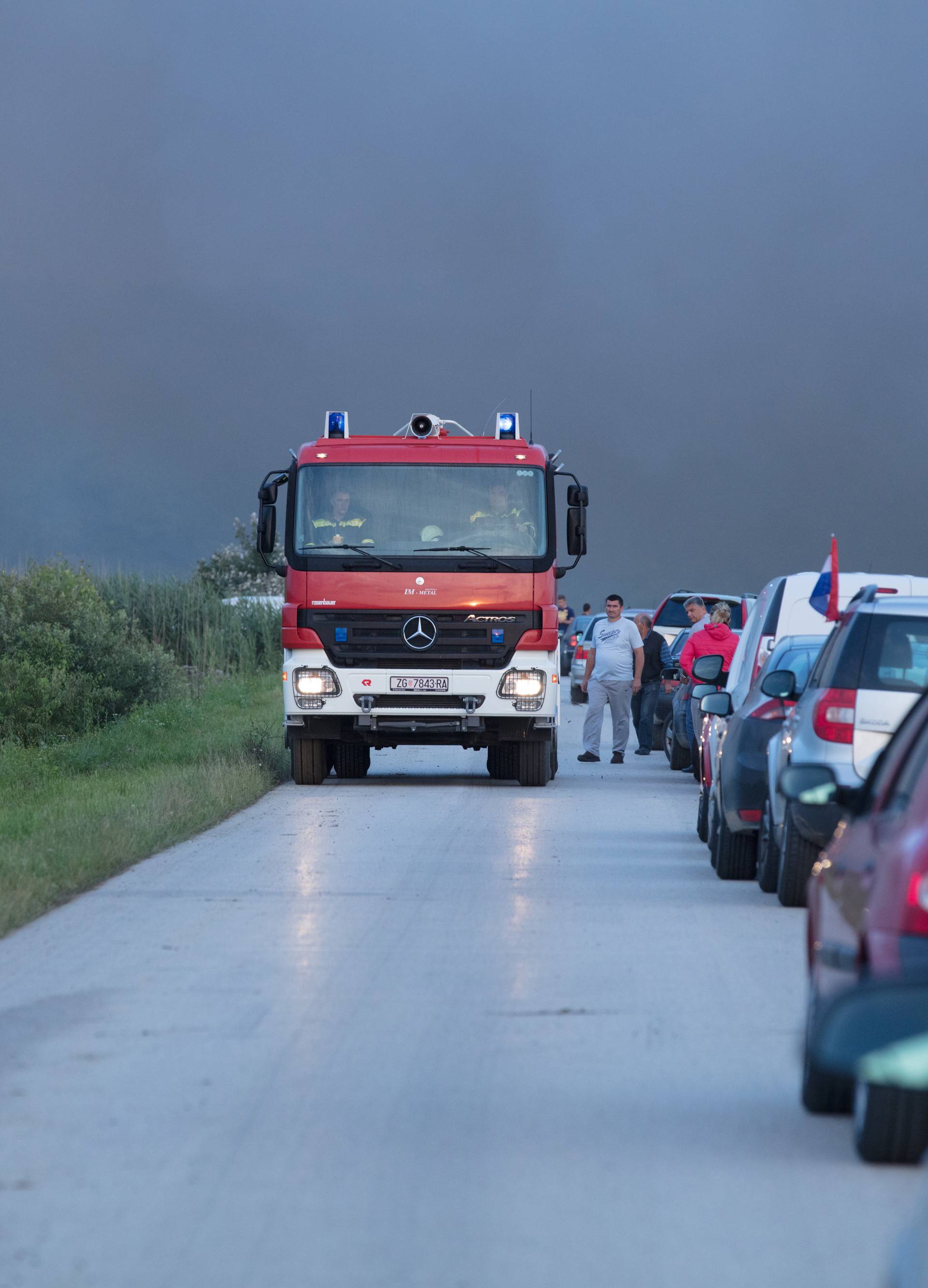 AndrijaÅ¡evci: Izgorjela Pikova farma svinja, stradalo 1000 svinja?