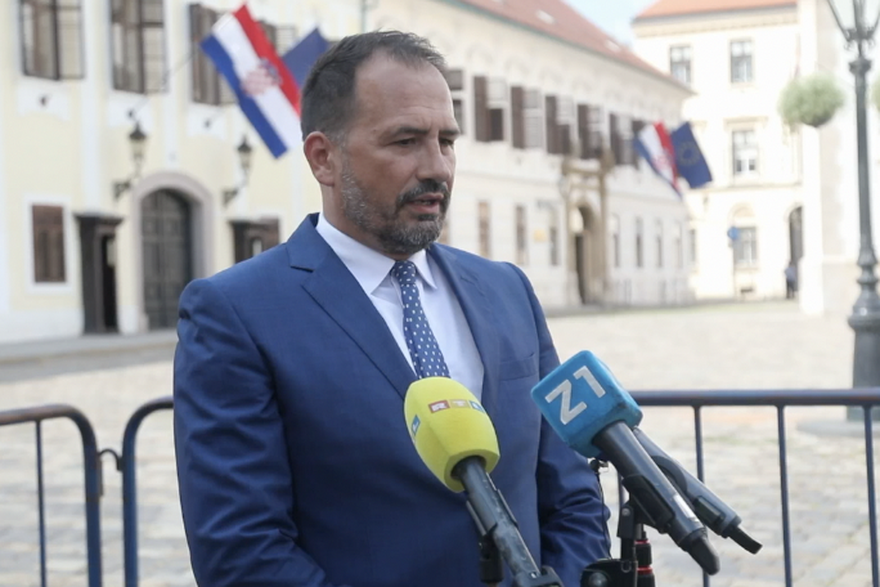 Zagreb: Igor Peternel održao je na Markovom trgu konferenciju za medije