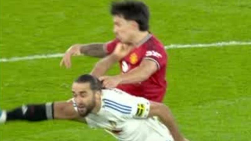 VIDEO Stoper Uniteda povukao protivnika za kosu! Dobio crveni