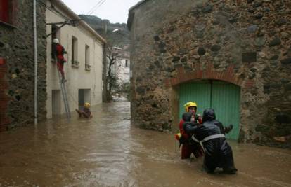 Obilne poplave u Francuskoj: Do sada poginulo četvero ljudi