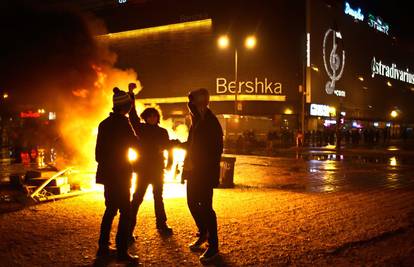 Prosvjedi ušli u 5. dan: Policiju kamenovali i palili po ulicama