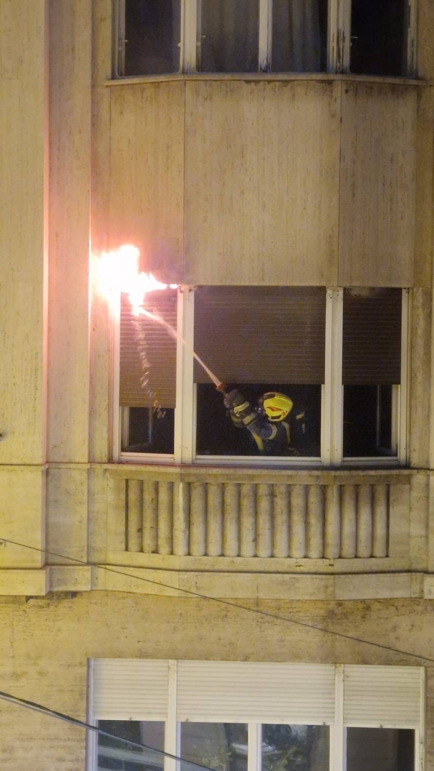 VIDEO Vatra progutala stan u Zagrebu: Evakuirali su djecu, a u stanu su pronašli i dva psa...