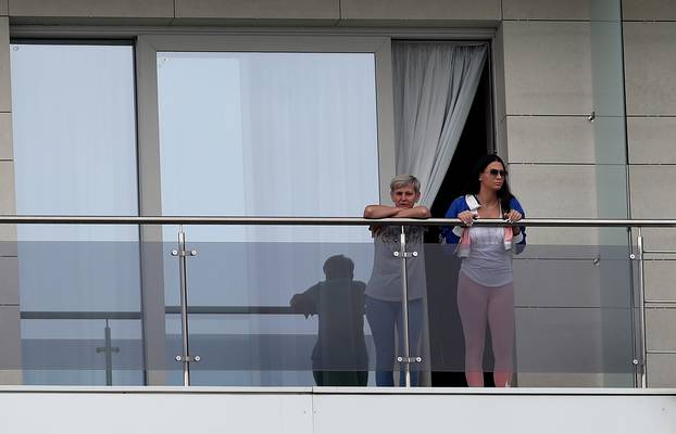 SoÄi: Domagoj Vida sa sinom Davidom i majkom Å½eljkom na balkonu hotela