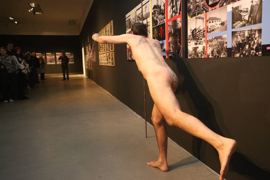 Zagreb: Siniša Labrovi? izveo je performans u ?ast preminulom prijatelju 