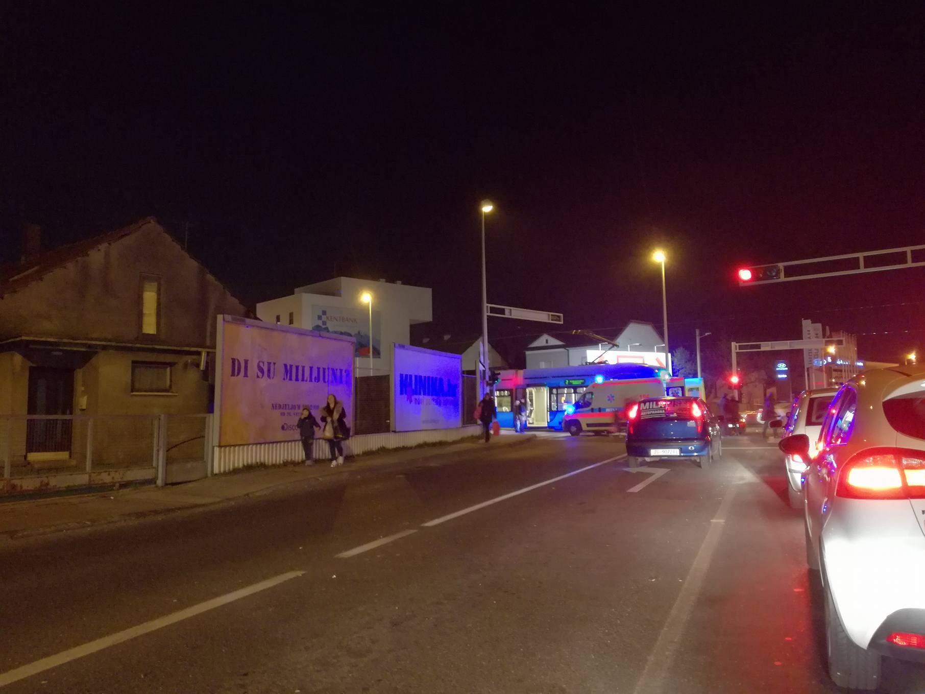 Sudarili se tramvaj i auto u Zagrebu: Troje ljudi ozlijeđeno