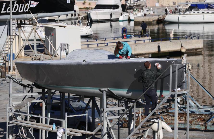 Split: Sunčan dan u marini