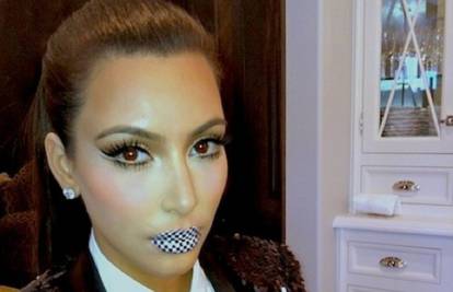 Kim ukrasila usne naljepnicom i napućila ih: Baš sam slatka