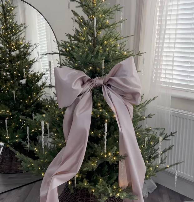 FOTO Svi već imaju divovske božićne mašne, a vi? Inspirirajte se za izradu vlastitog ukrasa