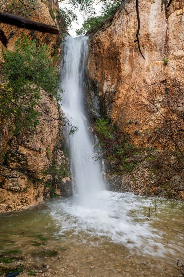 Makarska: Zbog obilnih kiša na plaži Nugal ponovno se pojavio slap