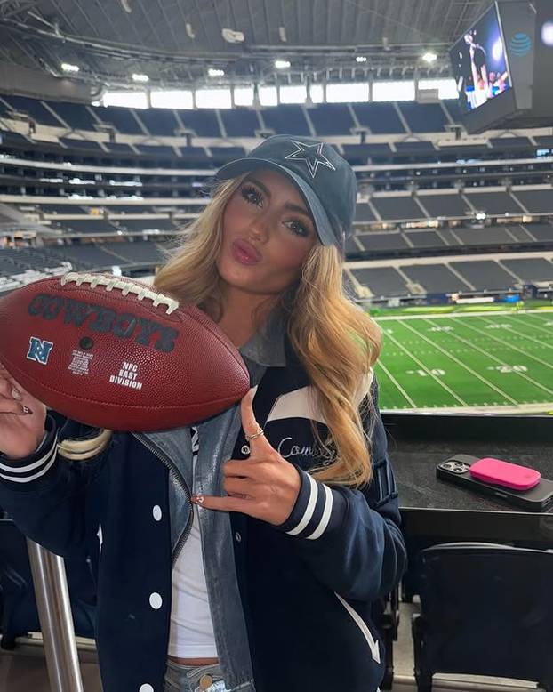 FOTO Izgleda kao Barbika i trpi teške uvrede zbog izgleda, ali ova ljepotica ne ostaje 'dužna'