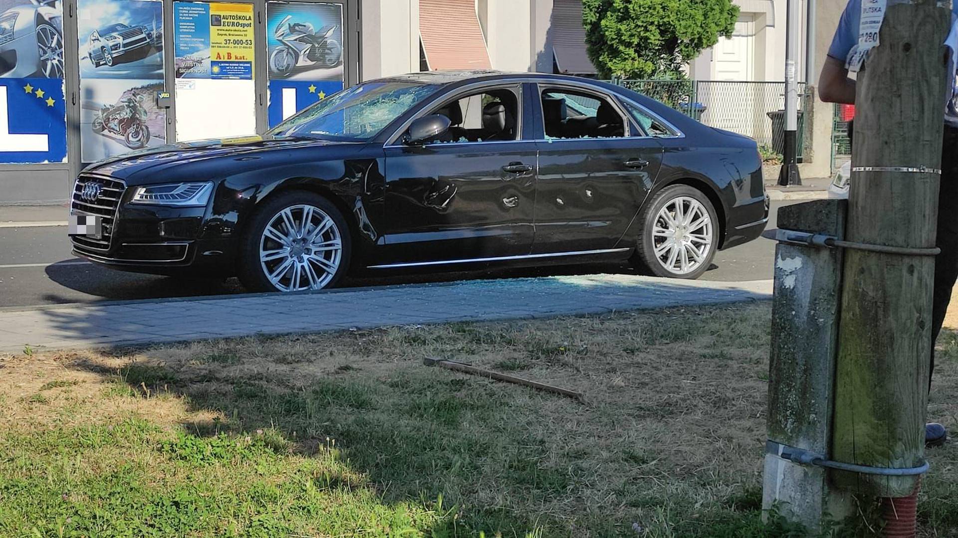 Zagreb: Bijesni radnik sjekirom je demolirao Audi. Mislio je da je šefov. Uništio je krivi auto!