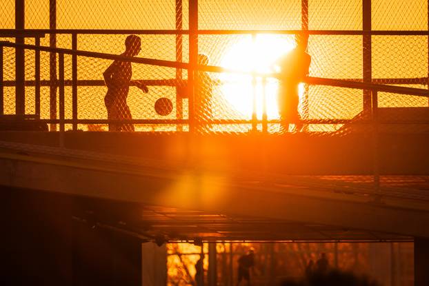 Zalazak sunca iznad igrališta na Žnjanskom platou