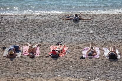 FOTO U Dubrovniku je i dalje ljeto: Turisti preplavili grad, uživaju na plažama i sunčaju se