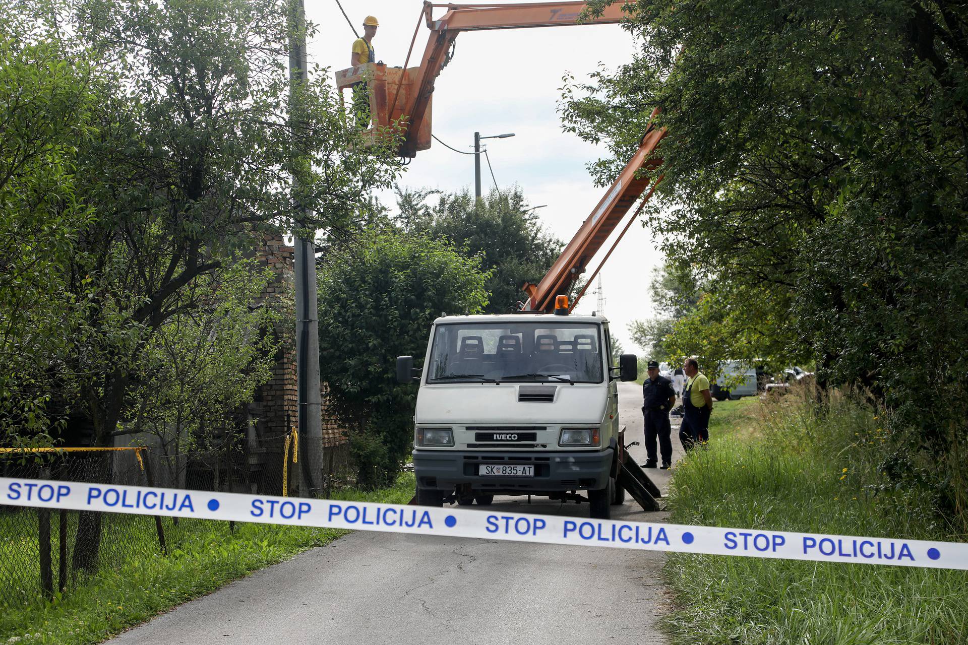 Sisak: Policija obavlja očevid na mjestu sinoćne pucnjave