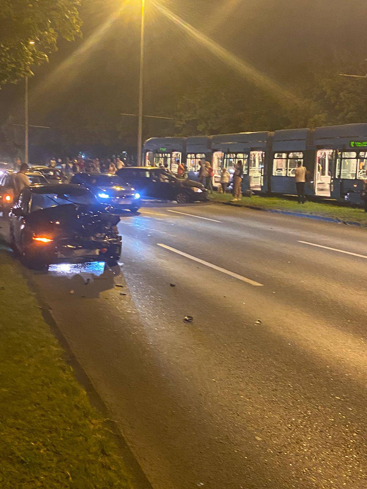 VIDEO Krš i lom u Zagrebu: Auto se odbio od rubnika u tramvaj