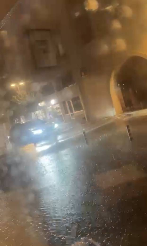 FOTO UŽASA Oluja razorila dio benzinske u Umagu, padao led! Ulice su bile skroz poplavljene