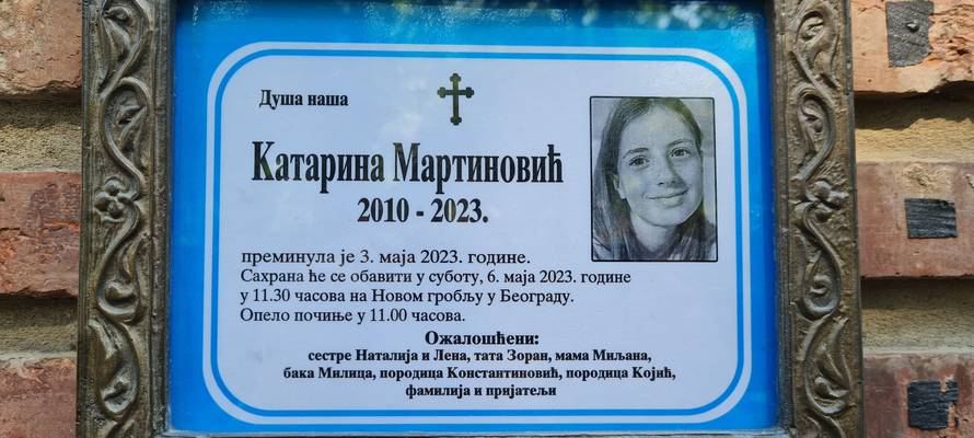 Rodbina i prijatelji oprostili se od djevojčica ubijenih u školi