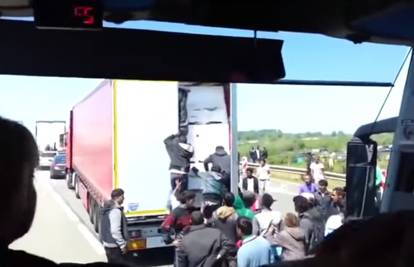 Egzodus: Izbjeglice su nasred ceste ušle u kamion u vožnji 