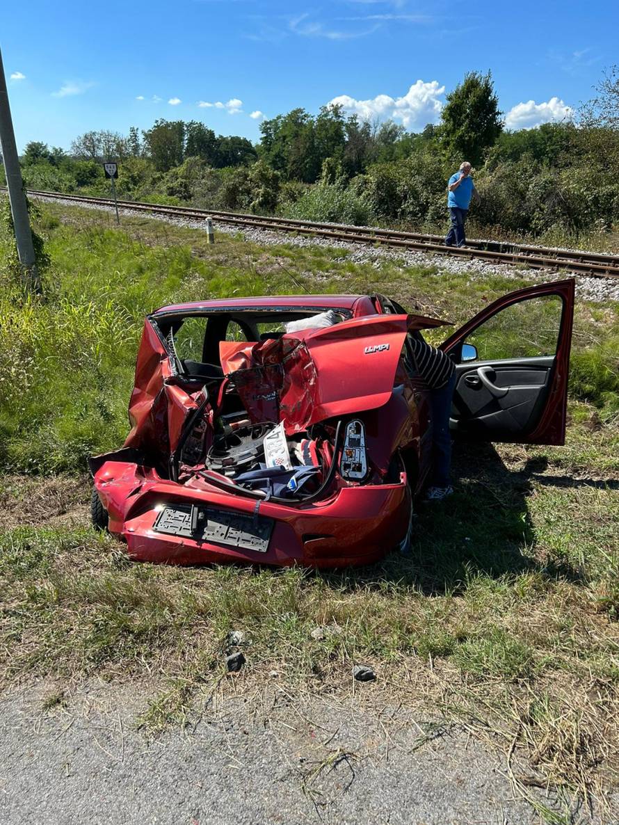 Čudo kod Požege! Pogledajte što je ostalo od auta na koji je naletio vlak! Ostali su živi