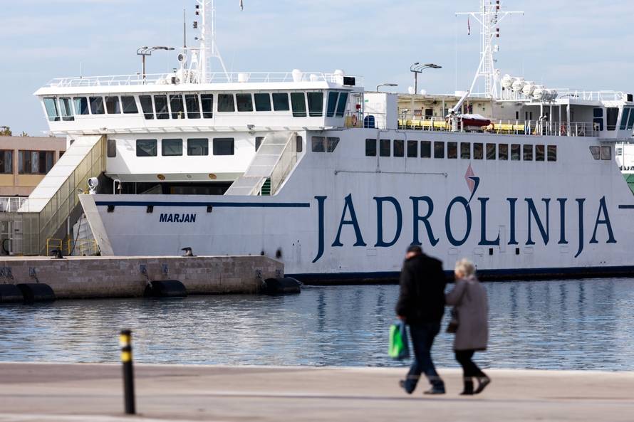 Jadrolionija privremeno obustavila liniju prema Italiji