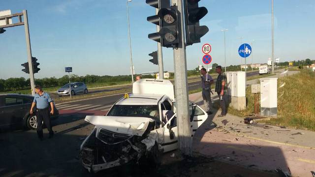 Teška nesreća u Velikoj Gorici: Oba automobila su smrskana