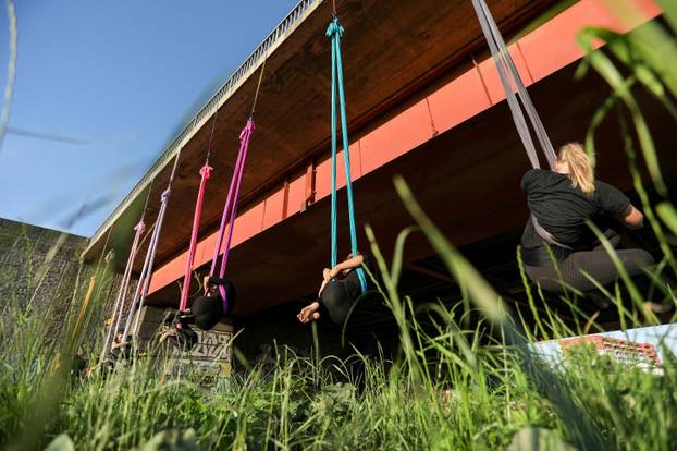 Čarobni ples na svili: Predivne siluete ispod mosta Mladosti