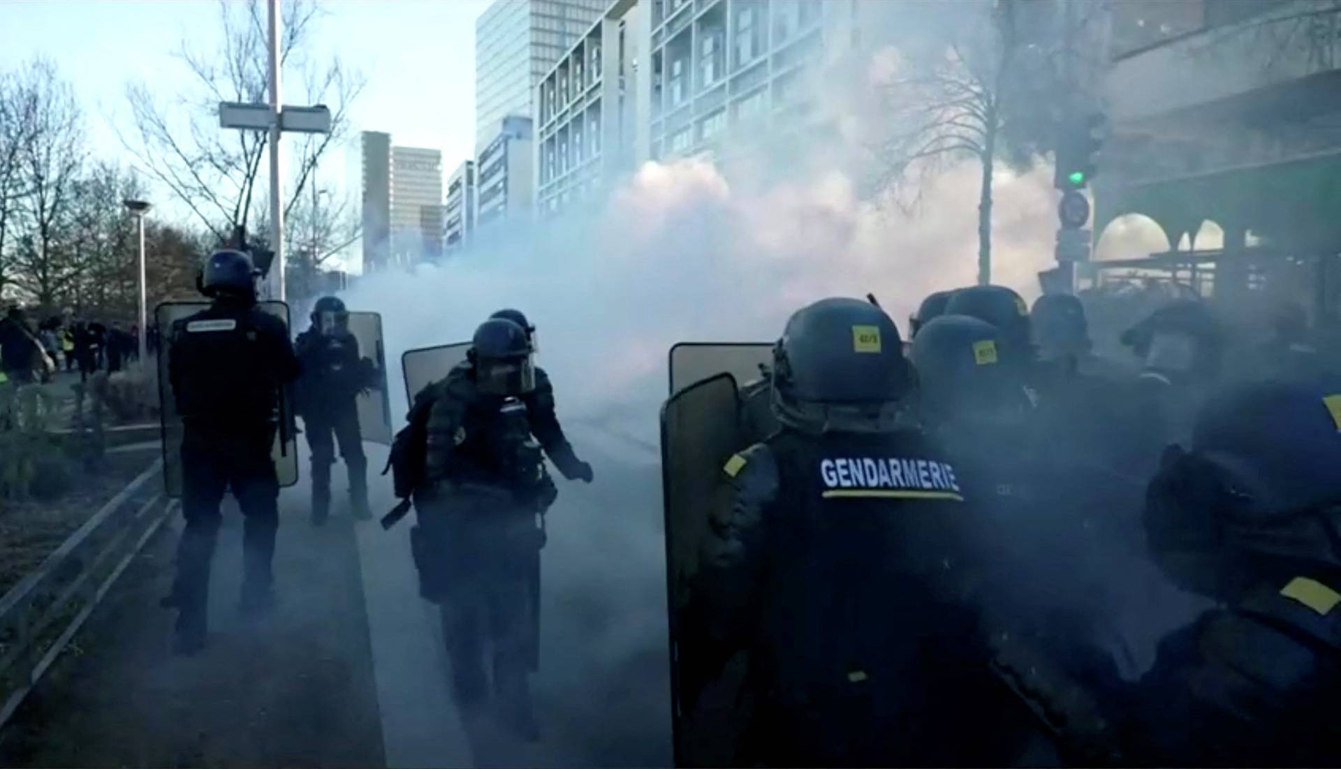 French police face demonstrators during a "Convoi de la liberte" (The Freedom Convoy) in Paris