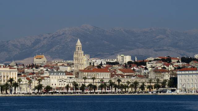 Split: Građani uživaju u šetnji sunčanom Zapadnom obalom