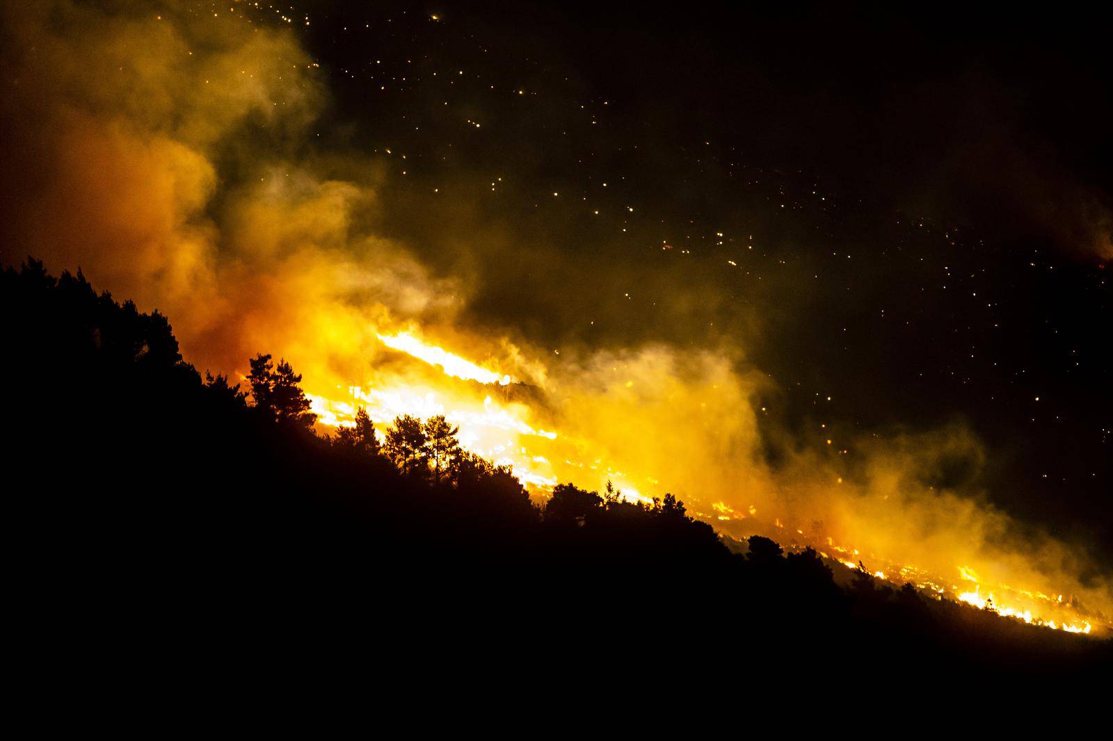 Velik požar planuo je u Lokvi Rogoznici te se širi nošen jakom burom