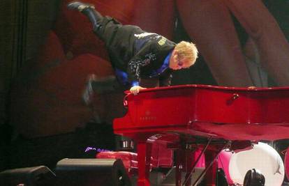 Elton John (62) mišićima se uspio dignuti na klavir