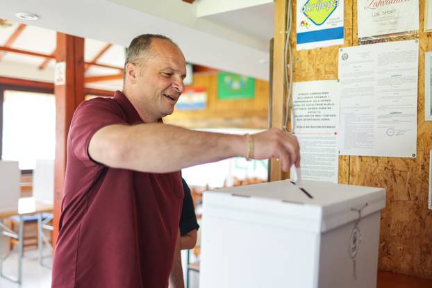 Zabok: Predsjednik SDP-a Siniša Hajdaš Dončić glasovao u drugom krugu lokalnih izbora