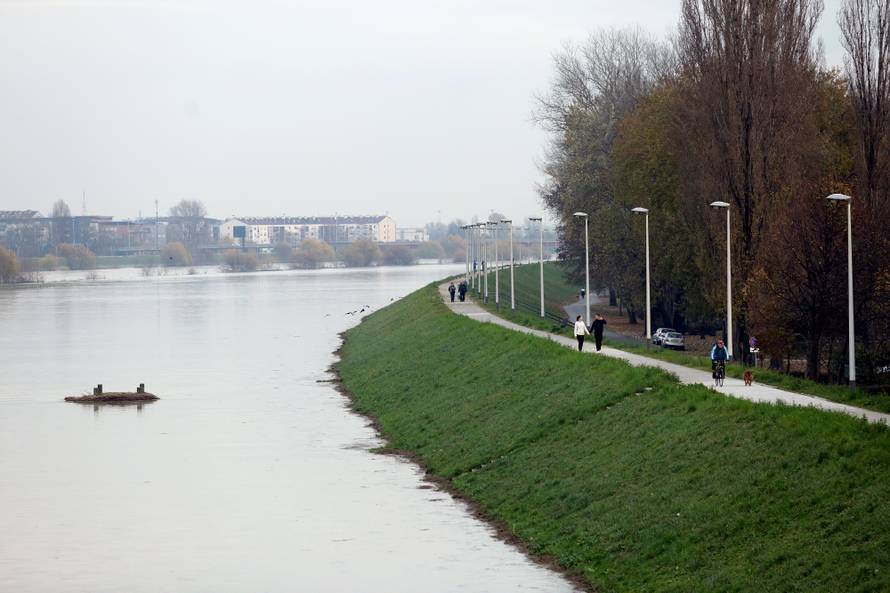 Kiša pada bez prestanka: Voda poplavila ulice i dućane u Rijeci