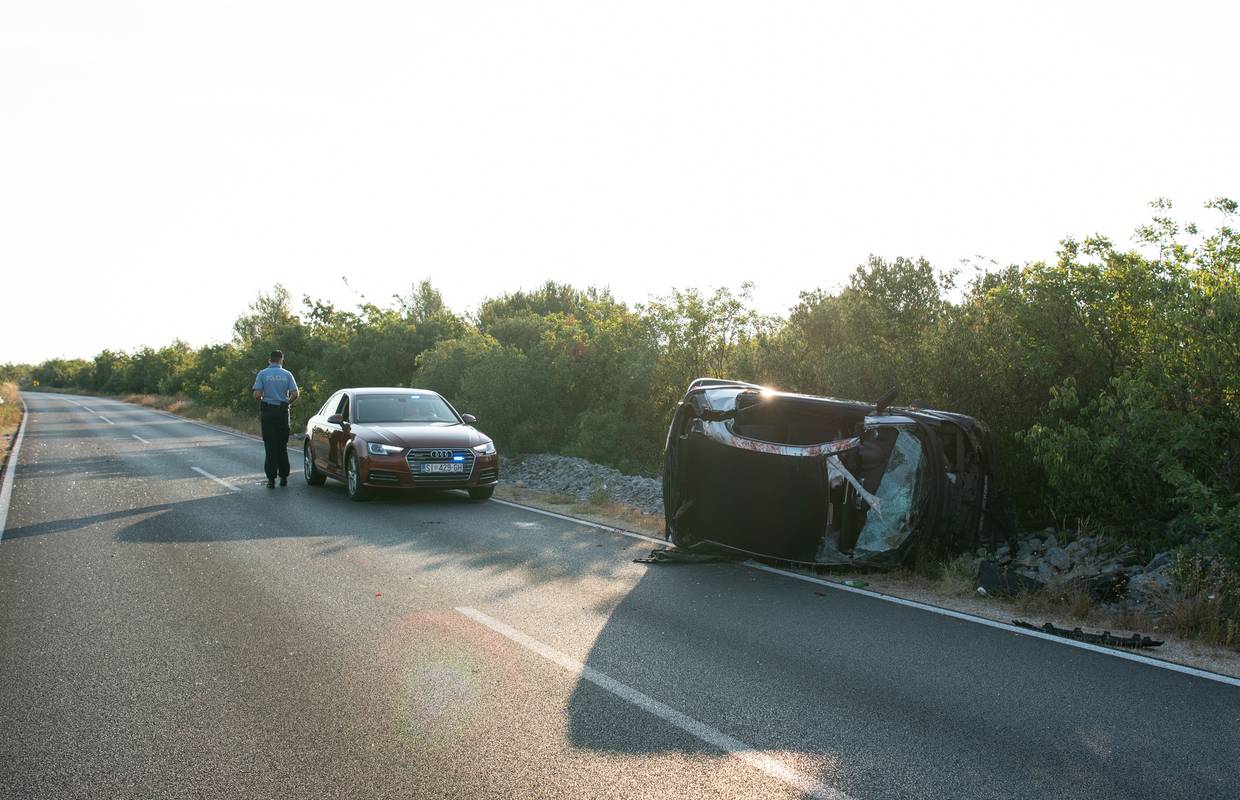 Sletio s ceste kod Srime: Automobil potpuno smrskan, a vozač pukom srećom preživio
