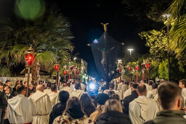 Jelsa: Ispraćaj jelšanskog križa i početak procesije "Za križen"