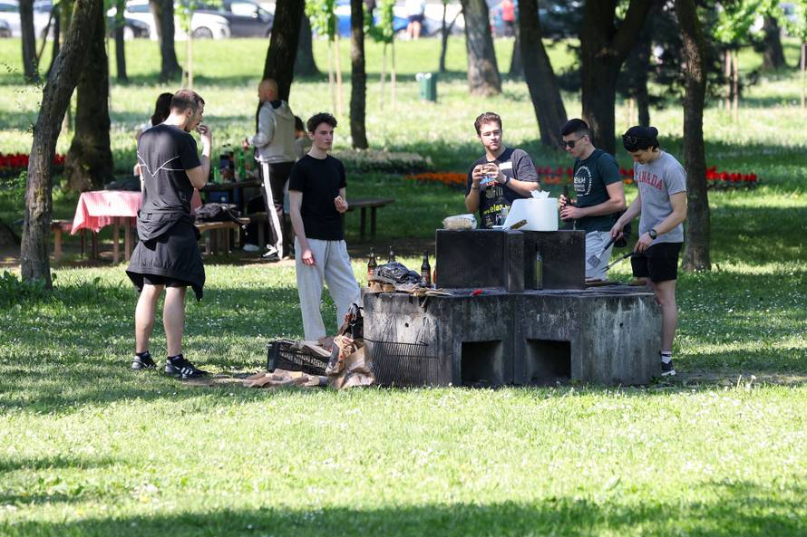 Zagreb: Građani i na Bundeku uz roštilj slave praznik rada 