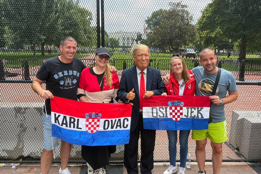 Hrvatski navija&ccaron;i s Trumpom ispred Bijele ku&cacute;e