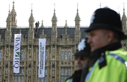 London: prosvjednici s vrha parlamenta bacali avione